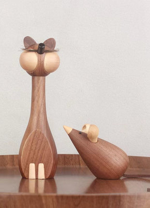 Holzfigur Katze mit Holzmaus, stehende Katze und liegende Maus auf Platte
