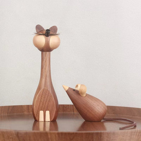 Holzfigur Katze mit Holzmaus, stehende Katze und liegende Maus auf Platte