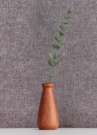 Holzvase aus Massivholz: kleine, schlanke Holzvase in warmem Braun mit Zweig