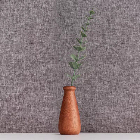 Holzvase aus Massivholz: kleine, schlanke Holzvase in warmem Braun mit Zweig