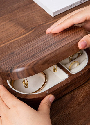 Ovale Schmuckbox aus Holz mit Samteinlage, geöffneter Deckel, darunter Schmuckablage