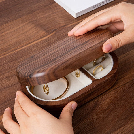 Ovale Schmuckbox aus Holz mit Samteinlage, geöffneter Deckel, darunter Schmuckablage