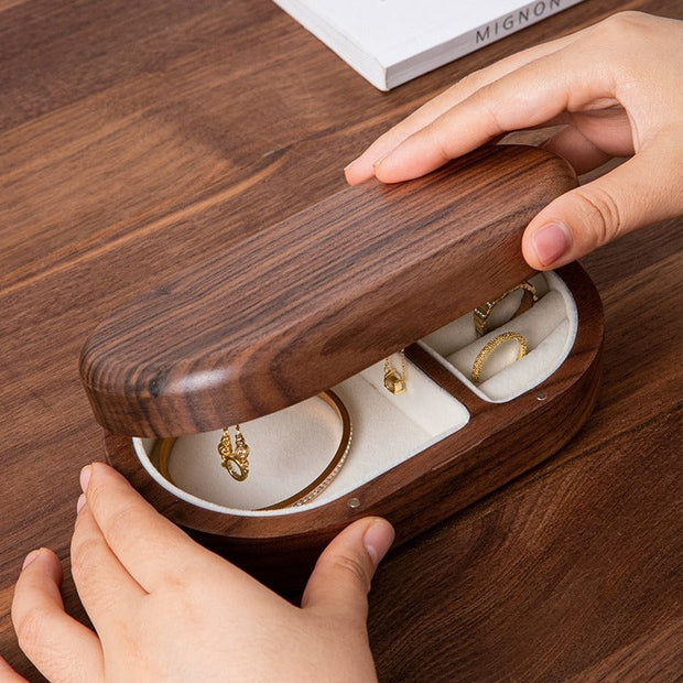 Ovale Schmuckbox aus Holz mit Samteinlage, geöffneter Deckel, darunter Schmuckablage