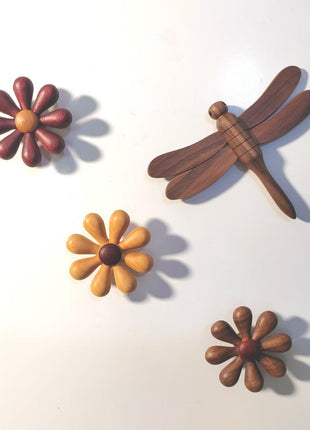 Holz-Libelle und Holzblüten als Magnetanhänger aus dunklem und hellem Holz