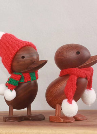 Massivholz-Ente mit rotem Schal und weißem Bommel, braune Holzoptik, zwei Figuren