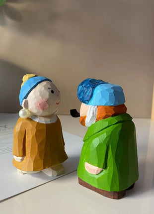 Handgeschnitzte Holzkunstfiguren: Mädchen im gelben Kleid und Mann im grünen Mantel