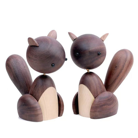 Holzfigur Eichhörnchen aus dunklem Holz, zwei sitzende Figuren mit hellem Bauch auf Sockel
