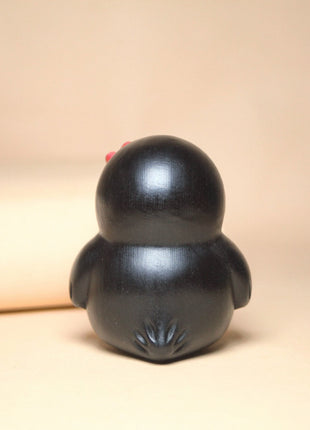 Bemalte Holzfigur: Pinguin aus Holz mit dunklem Finish, von hinten/seitlich