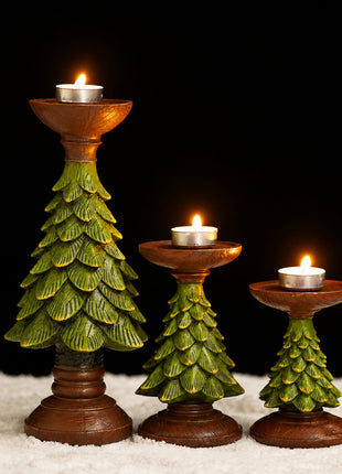 Weihnachtsbaum-Kerzenhalter-Set mit drei Kerzenhaltern, grünem Tannenbaum-Design und brauner Basis