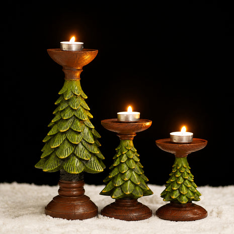 Weihnachtsbaum-Kerzenhalter-Set mit drei Kerzenhaltern, grünem Tannenbaum-Design und brauner Basis
