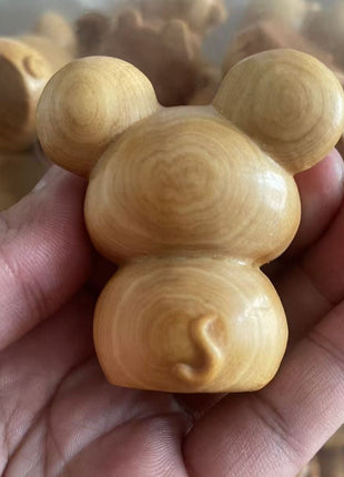 Holzmaus-Glücksfigur aus hellem Holz, Rückansicht mit gepresster Maserung