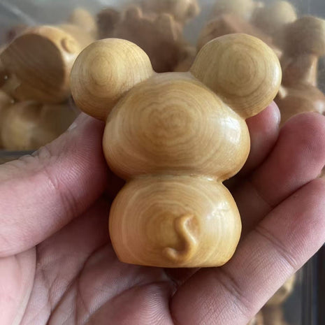Holzmaus-Glücksfigur aus hellem Holz, Rückansicht mit gepresster Maserung