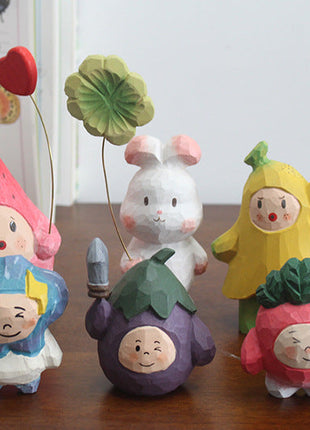 Handgeschnitzte Holzfiguren-Set mit mehreren kleinen Figuren, Ballons und Stern