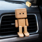 Schwingender Holz-Roboter als Auto-Duftspender, helles Holz, im Lüftungsgitter