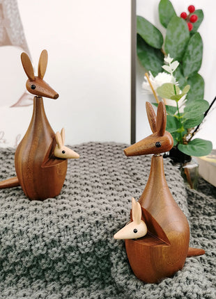 Holz-Känguru-Dekofigur mit kleinem Känguru am Bauch, braun, liegendes Design