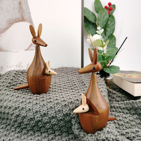 Holz-Känguru-Dekofigur mit kleinem Känguru am Bauch, braun, liegendes Design