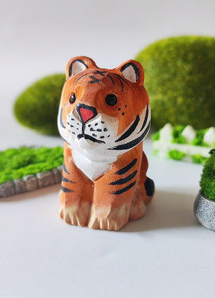 Handgeschnitzte Holzfigur Tiger aus Massivholz, orange mit Streifen, vorne sitzend mit Blick nach vorn