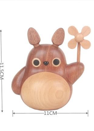 Totoro-Holzfigur mit Windrad, Ansicht mit Maßangaben (ca. 11 cm, 15 cm).