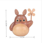 Totoro-Holzfigur mit Windrad, Ansicht mit Maßangaben (ca. 11 cm, 15 cm).