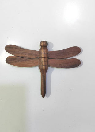 Holz-Libelle als Magnetanhänger mit gerundeten Flügeln und Holzstabkörper