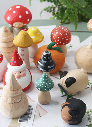 Handgeschnitzte Holzfigurensammlung mit Pilz- und Tierfiguren in verschiedenen Farben