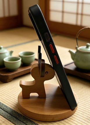 Handyhalter aus Holz mit Hirschdekor, Smartphone im Standfuß