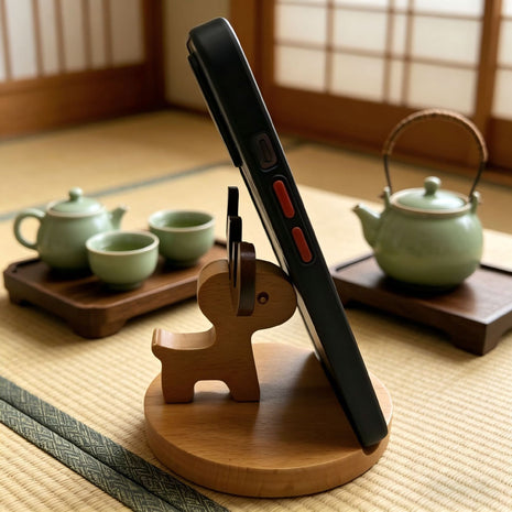 Handyhalter aus Holz mit Hirschdekor, Smartphone im Standfuß