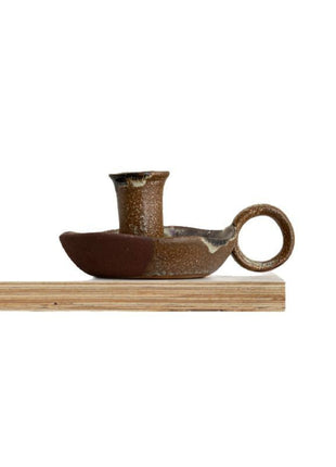 Keramik-Kerzenhalter mit Ofenglasur, Schale mit Kerzenstiel und Henkel auf Holzunterlage