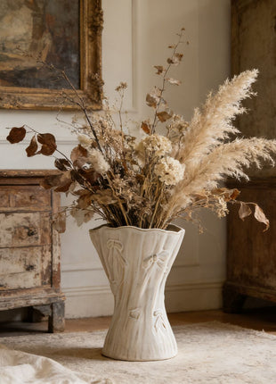 Weiße Keramikvase mit Relief und schmalem Hals, für Trockenblumen
