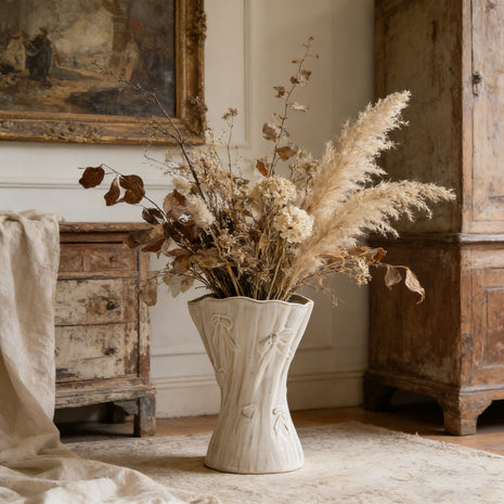 Weiße Keramikvase mit Relief und schmalem Hals, für Trockenblumen