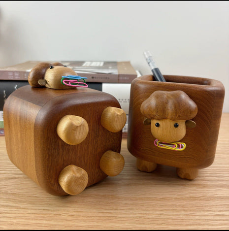 Kreativer Schreibtisch-Organizer aus Walnussholz mit Schäfchen-Motiv | Handgefertigter Stifthalter & Kosmetik-Aufbewahrung | Gopure Studio Gopure Studio