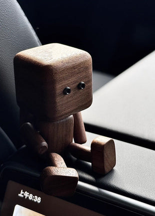Schwingender Holz-Roboter als Auto-Duftspender, dunkelbraunes Holz, im Lüftungsgitter