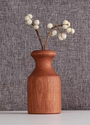 Holzvase aus Massivholz: schlanke, bauchige Vase in rötlich-braun mit Trockenblumen-Zweig