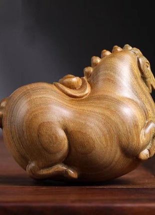 Holzfigur Tang-Pferd, Blick von hinten, gerollte Körperform, goldbraune Holzoberfläche