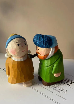 Handgeschnitzte Holzkunstfiguren: Mädchen mit Perlenohrring und Mann mit blauem Hut