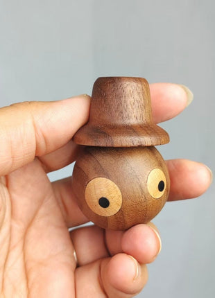 Detailansicht Holz-Kohle-Kugel Figur mit Zylinderhut und rundem Gesicht