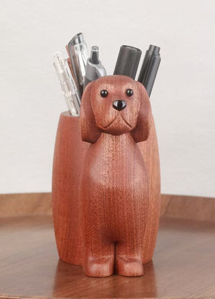 Brauner Hund-Stifthalter aus Massivholz mit Stifthaltern am Schreibtisch