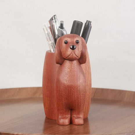Brauner Hund-Stifthalter aus Massivholz mit Stifthaltern am Schreibtisch