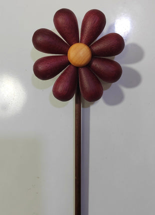 Holzblume mit Holzstab, weinrot-braune Blütenblätter und heller Holzkern