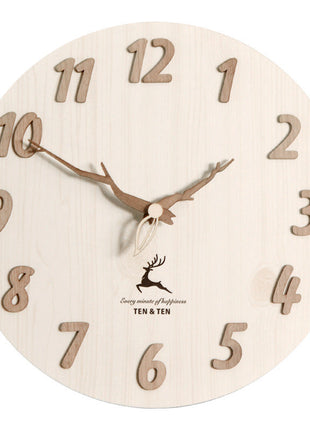 Großes Ziffernblatt einer runden Wanduhr aus Holz mit Holz-Ziffern, Zeigern und Hirsch-Motiv
