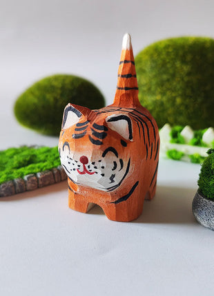 Handgeschnitzte Holzfigur Tiger aus Massivholz, orange mit schwarzen Streifen, steht aufrecht