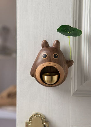 Holz-Türglocke in Totoro-Form mit goldenem Klangbecher und grünem Blatthänger