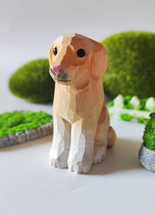 Handgeschnitzte Holzfigur Hund aus Massivholz, orange-weiß, sitzend mit seitlichem Blick