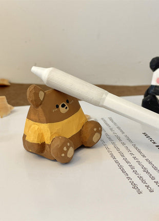 Bleistifthalter mit Bär-Motiv in Gelb; Stift liegt auf der Figur