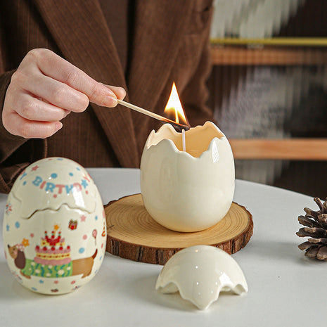Keramik-Kerzengefäß in Eierschalen-Optik, beige mit Rissrand und Flamme im Inneren