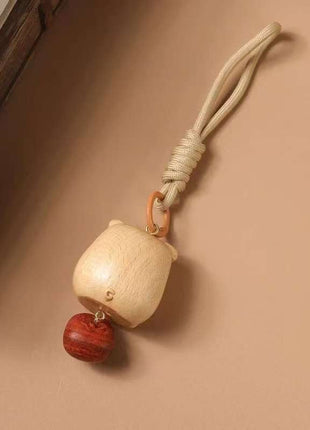Holzanhänger „Glücks-Bär“ aus hellem Holz mit rotem Holzoval und Kordelschlaufe