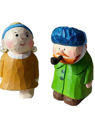 Handgeschnitzte Holzkunstfiguren, Vorderansicht: Mädchen im gelben Kleid und Mann im grünen Mantel