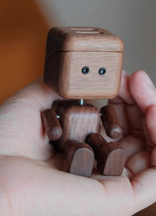 Schwingender Holz-Roboter als Auto-Duftspender, helles Holz, in der Hand gehalten