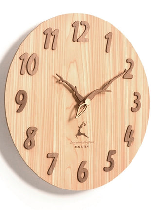 Nahansicht: Runde Holz-Wanduhr mit warmem Ziffernblatt, großen Ziffern und braunen Zeigern