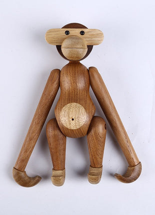 Gelenkige Holzskulptur als Affe im Frontblick mit Holzschwanz und runder Brustplatte